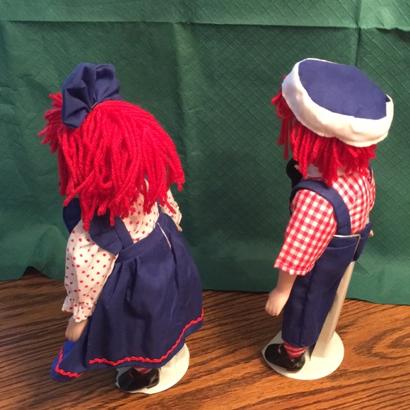 Raggedy Ann and Andy porcelain vintage dolls on metal stand - Picture 4 of 4